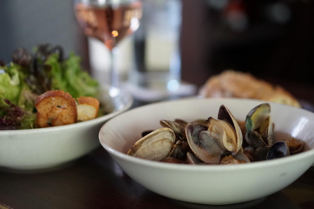 Clams, rose wine, salad, bread, lecosho